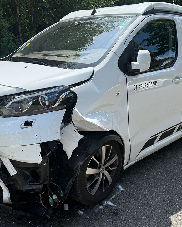Frontschaden an weißem Toyota-Camper nach Verkehrsunfall – wirtschaftlicher Totalschaden